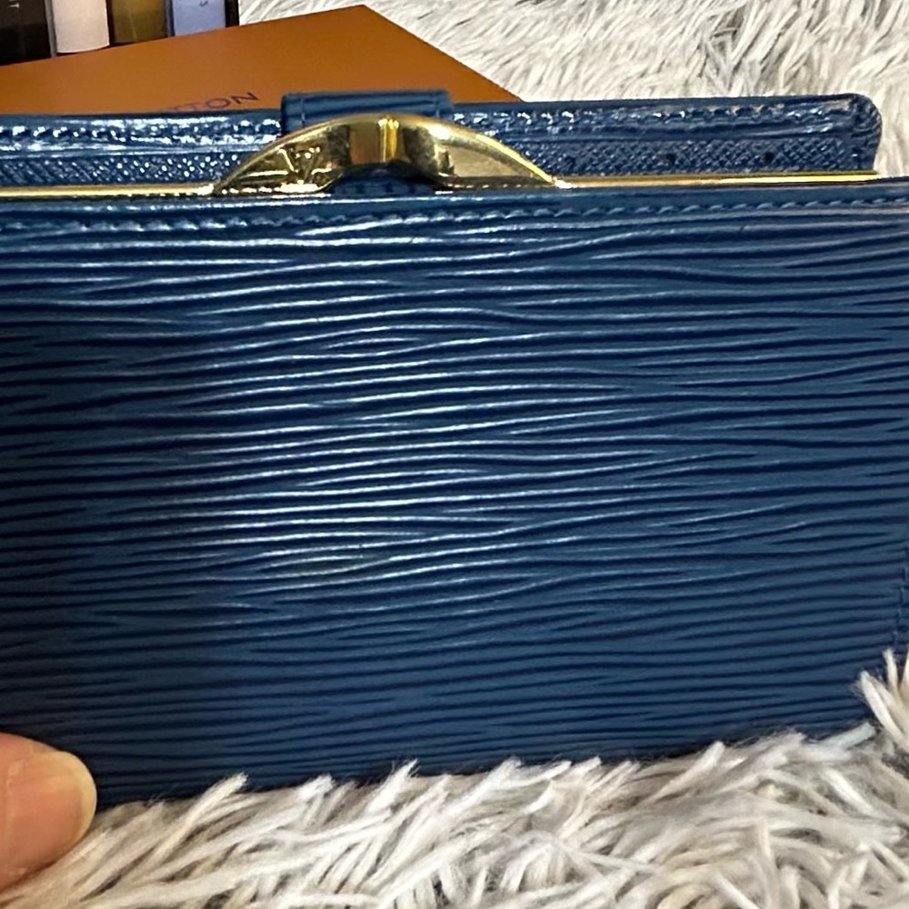 Like new Louis Vuitton Blue Epi Kiss lock Wallet - Picture 8 of 11